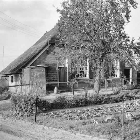 Goed bewaarde hoeve, onder rieten dak en met vlechtingen in de voorgevel. Vensters met luiken en 20-ruitsschuiframen. Deur met eenvoudig bovenlicht
