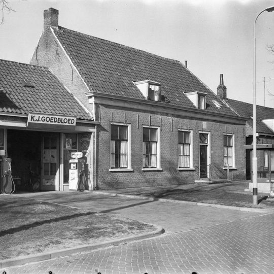 L-vormig huis met schilddaken