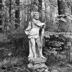 De tempel: tuinbeeld op sokkel "Hercules"