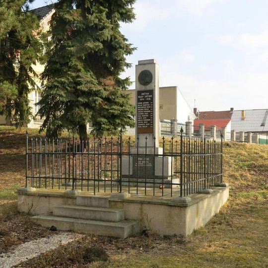 Pomník padlým na návsi v Košticích