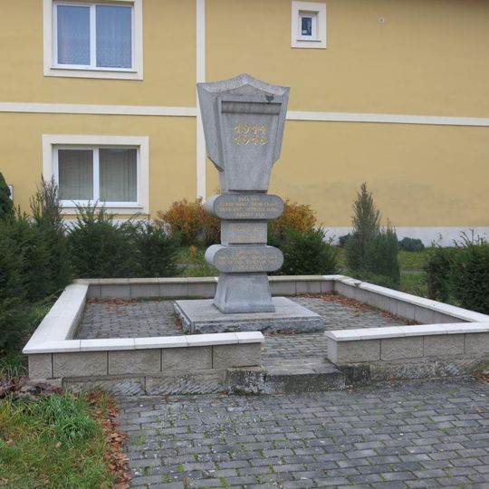 Pomník padlým na návsi v Kamenném Zboží