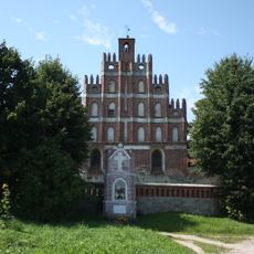 Kapliczka przydrożna obok cmentarza w Sułowie