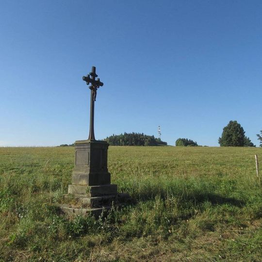 Kříž nad Strážnou vedle hlavní silnice