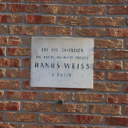 Pamětní deska Hanuše Weisse na Budějovické ulici v Praze