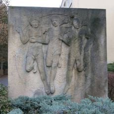 Kamenná plastika u školy Anežky České v Krásném Březně