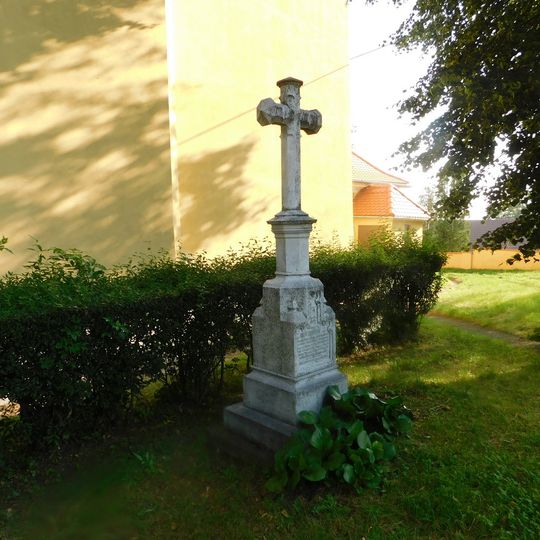 Kříž u kostela v Pavlovicích