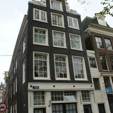 Hoekhuis met halsgevel