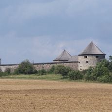 Hrad Bzovík, múr hradbový