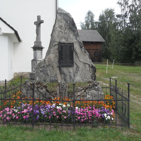 Pomník padlým v Kunčicích u kostela