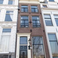 Huis met gevel onder rechte lijst met consoles