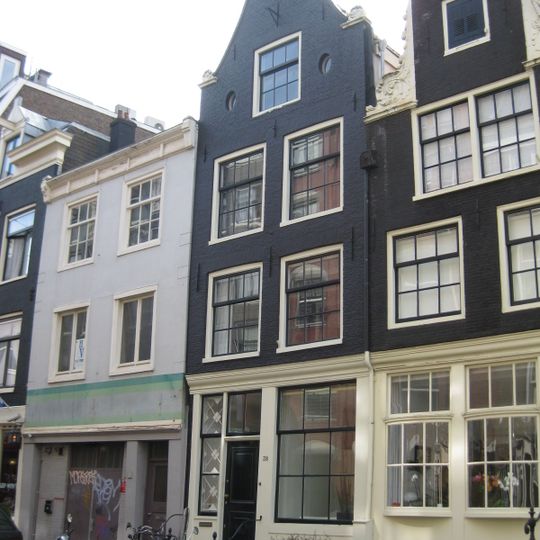 Huis waarvan de gevel verhoogd is