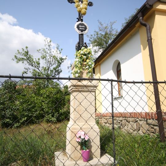 Kříž u kaple v Píšti