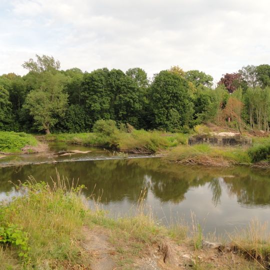 Brückenwiderlager der 1945 gesprengten Brücke der Straße nach Posottendorf und Stützmauern der Straße Seidenberger Straße