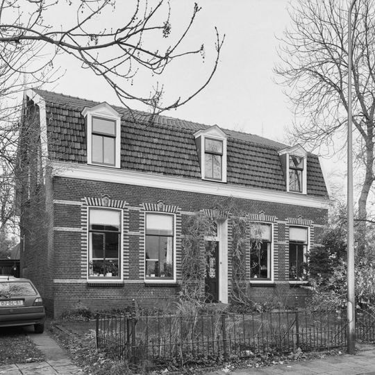 Pandje onder pannen zadeldak tussen puntgevels