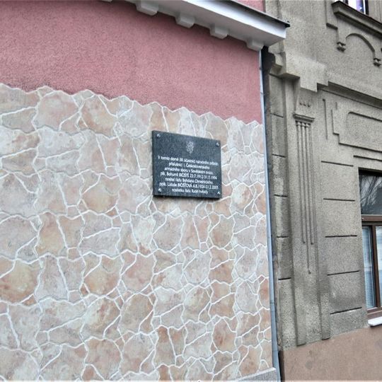 Pamětní deska manželů Bičišťových na domě Nádražní 86 v Mimoni