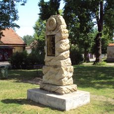 Pomník padlým v parku u kostela v Lobkovicích