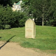 Pomník zaniklé synagogy v parku Střed v Mariánských Lázních