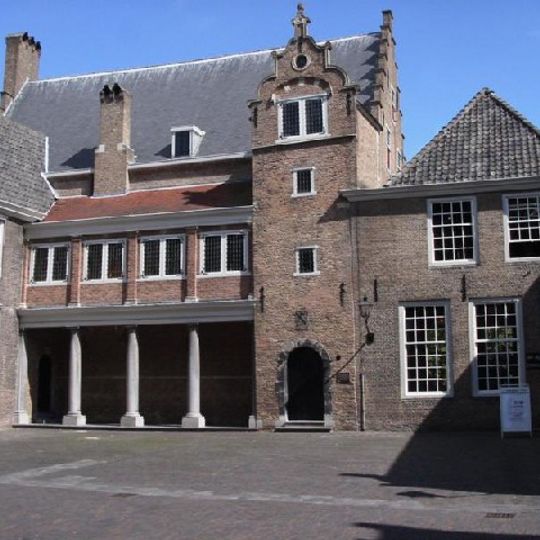 Rechts naast de Statenzaal pand met verdieping en schilddak