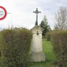 Kříž u domu 153 v Kunraticích u Cvikova