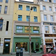 Wohnhaus in geschlossener Bebauung, mit Laden Demianiplatz 18