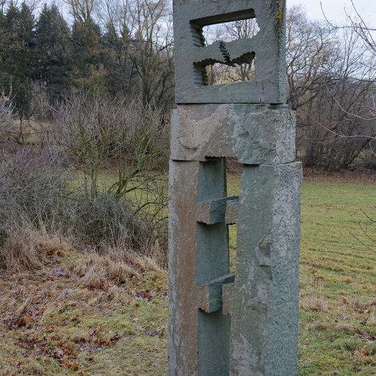 Kamenná plastika Poutník v zahraničí u cesty u Černčic do Bílky