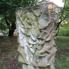 Plastika v Bílé Lhotě v arboretu