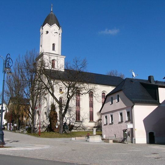 Kirche mit Kirchhof und Stützmauer Kirchplatz 3