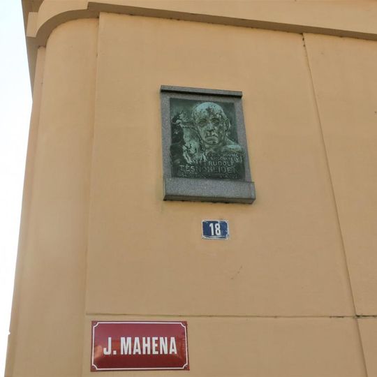 Pamětní deska Rudolfa Těsnohlídka na boku gymnázia v Masarykově ulici v Čáslavi