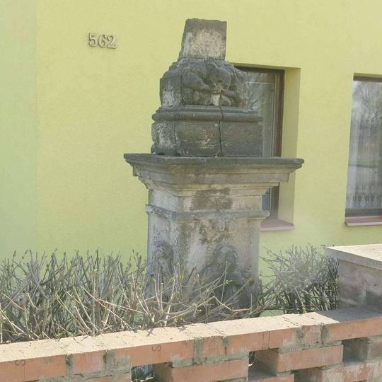 Podstavec se zbytkem kamenného kříže v Nádražní ulici v Chabařovicích