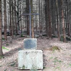 Kříž jihovýchodně od hradu Choustník