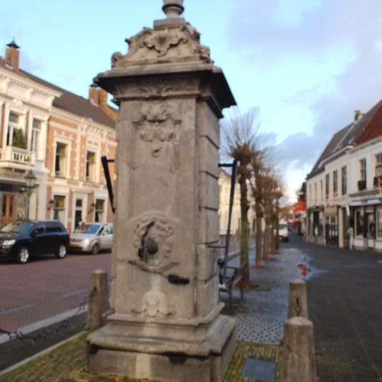 Beneden totaal met moderne etalages verbouwd, waarboven eenvoudige lijstgevel