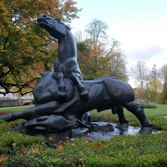 Paard verdedigt veulen tegen stier
