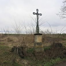 Kříž naproti domu 302 v ulici U Fary v Rožďalovicích