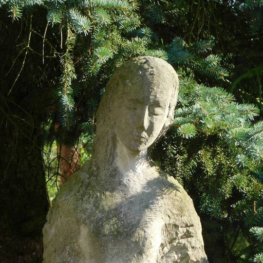 Socha ženy na návsi v Robčicích