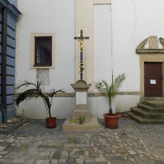 Kříž u vstupu do františkánského kláštera v Uherském Hradišti