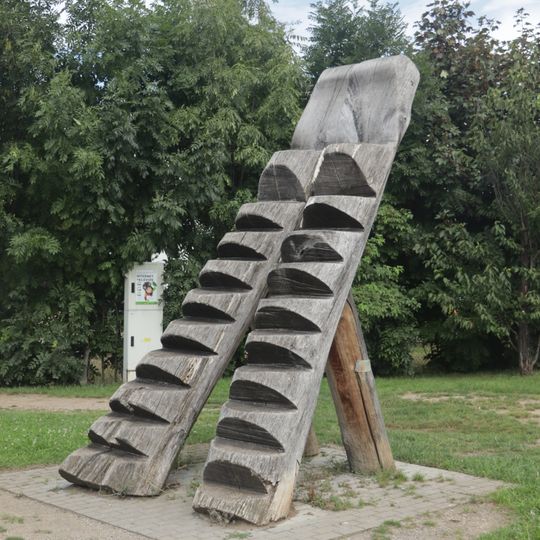 Dřevěná plastika na Tělovýchovné ulici