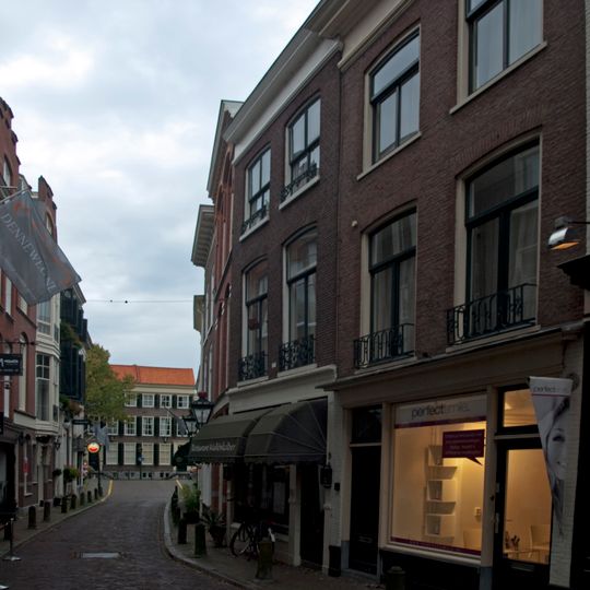 Pand met ingezwenkte halsgevel met aanzetvazen en recht afgedekte top