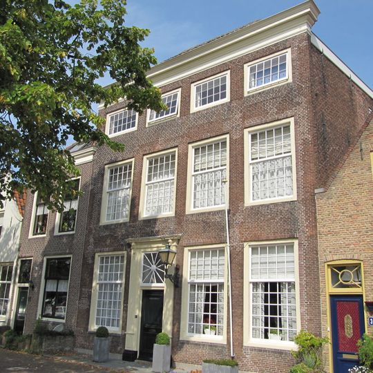Huis met statige lijstgevel van parterre, verdieping en lage bovenverdieping