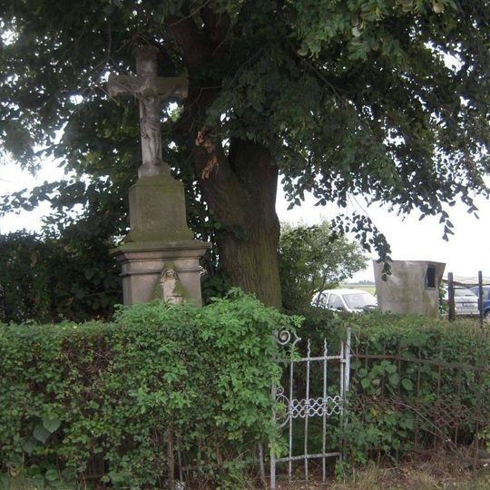 Boží muka na konci slepé uličky v jižní části Svémyslic