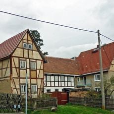 Wohnstallhaus und zwei Seitengebäude eines Dreiseithofes Höckendorfer Straße 42