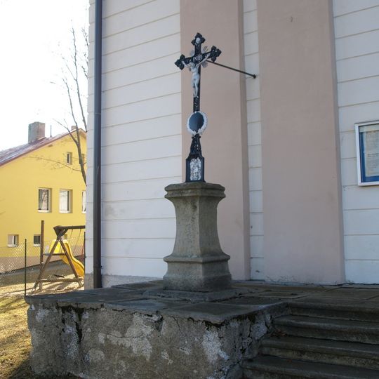 Kříž u kostela Navštívení Panny Marie ve Stachách