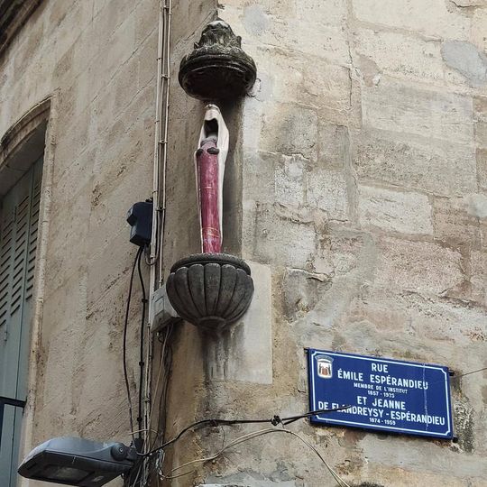 Vierge noire enceinte élancée au manteau rouge et voile blanc