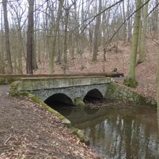 Most přes Sychrovský potok v Dobříšském parku