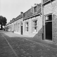 Dwarshuis met zadeldak, vermoedelijk in de 18e eeuw gebouwd op de stadsmuur