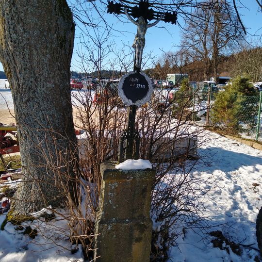 Kříž u parkoviště