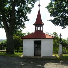 Kaplička a kovový kříž