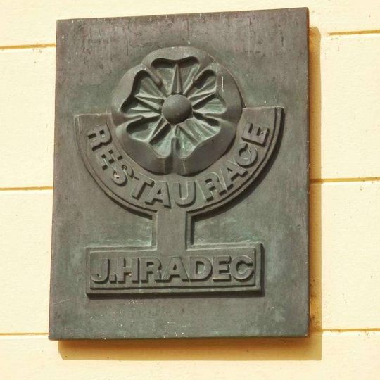 Plastika v Jindřichově Hradci na náměstí Míru