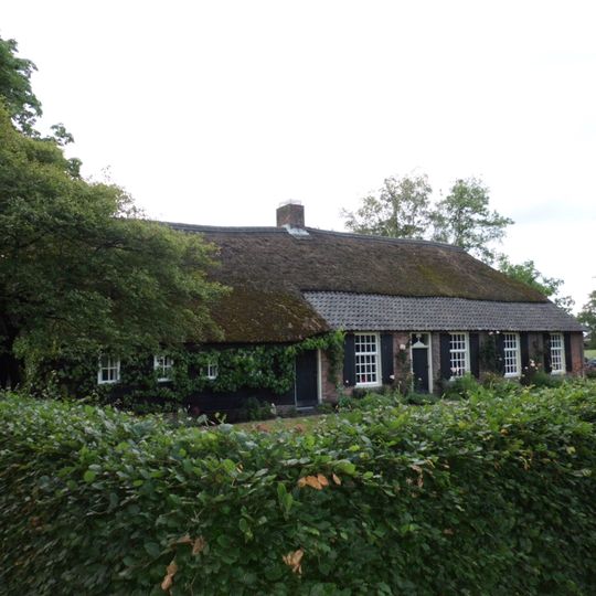 Boerderij van het brabantse langgeveltype onder met riet en pannen gedekt wolfdak