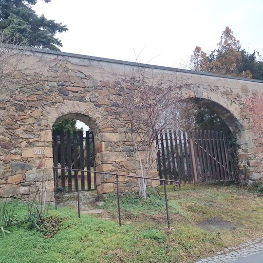 Torbogen der Hofeinfahrt und seitliche Pforte Mühlstraße 20b