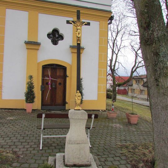 Kříž před kaplí v Ondřejově